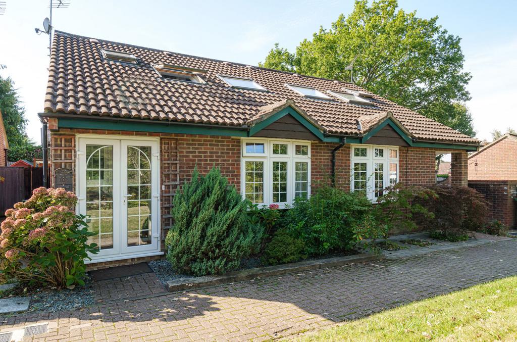Clews Lane, Bisley, Woking, Surrey, GU24 3 bed semidetached house for