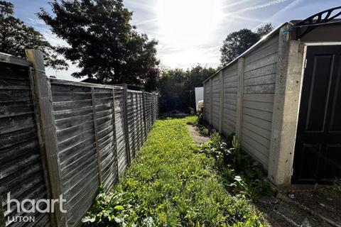 2 bedroom semi-detached house to rent, Third Avenue, Luton