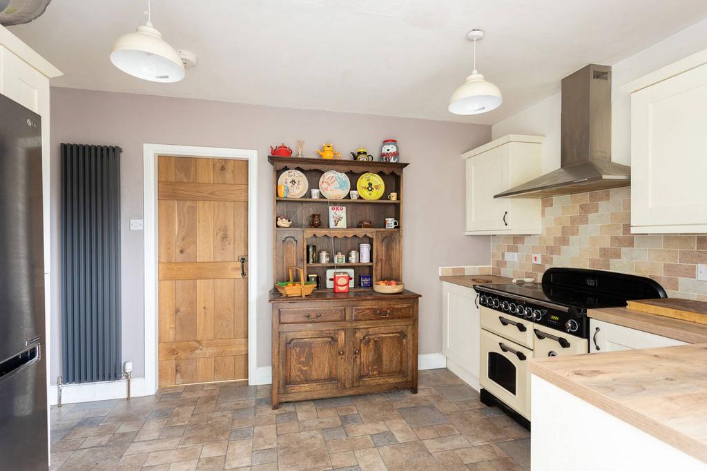 9 Kilburn Road, Crossford... 5 bed detached villa £295,000