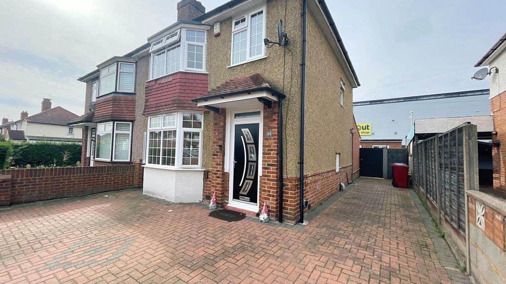Salisbury Avenue, Slough, Berkshire... 3 bed semidetached house for