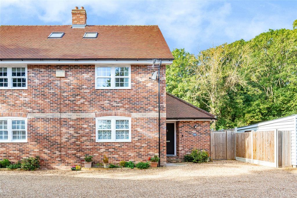 Hedingham Road, Gosfield, Halstead, Essex, CO9 4 bed semidetached