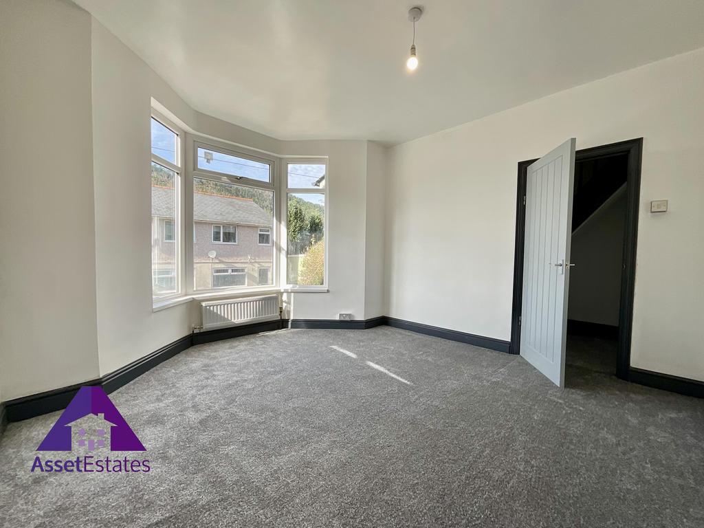Richmond Road, Six Bells, Abertillery, NP13 2PF 3 bed end of terrace