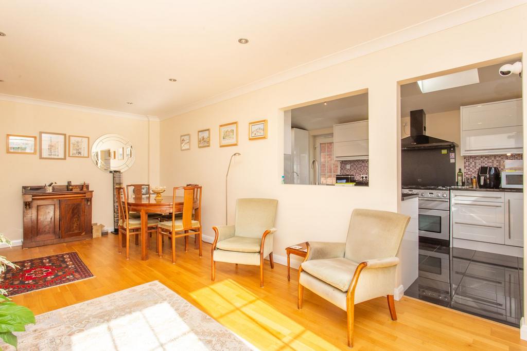 Rochester Avenue, Canterbury, CT1 4 bed detached house £650,000