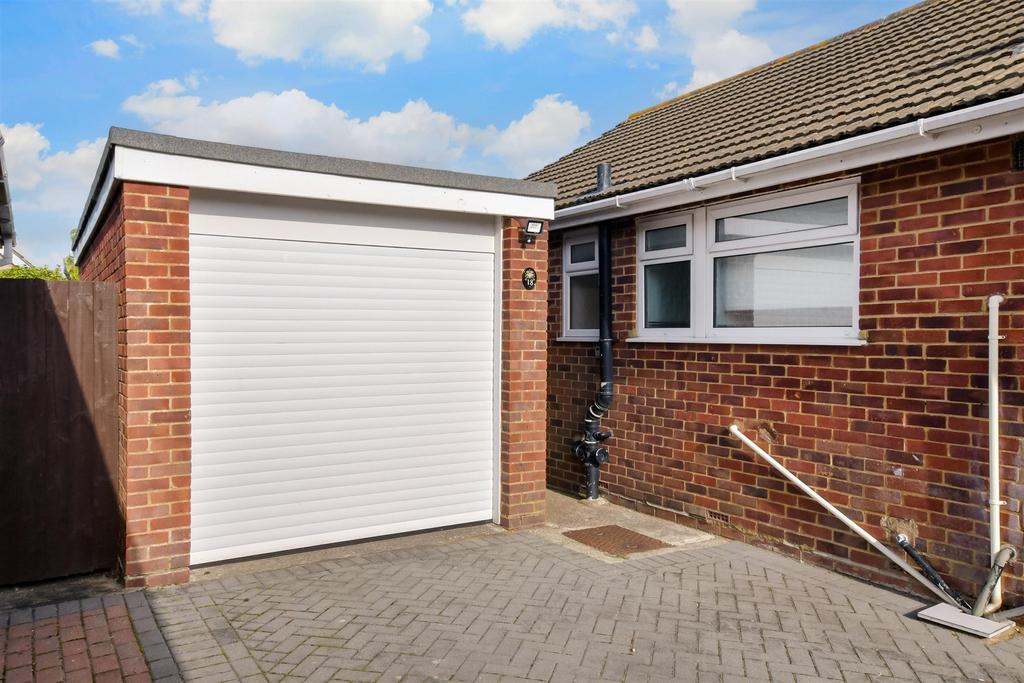 Boxgrove Gardens, Bognor Regis, West Sussex 3 bed detached bungalow for