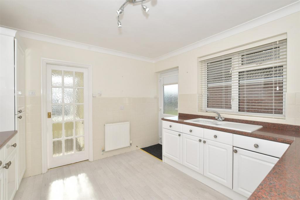 Boxgrove Gardens, Bognor Regis, West Sussex 3 bed detached bungalow for