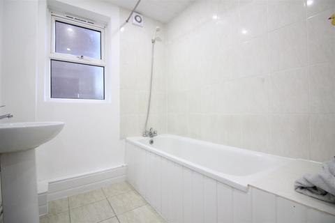 2 bedroom flat for sale, Cole Gardens, Hounslow