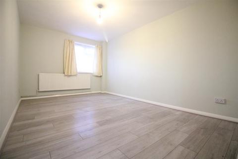 2 bedroom flat for sale, Cole Gardens, Hounslow