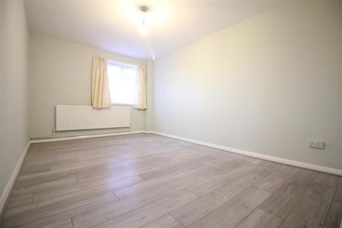 2 bedroom flat for sale, Cole Gardens, Hounslow
