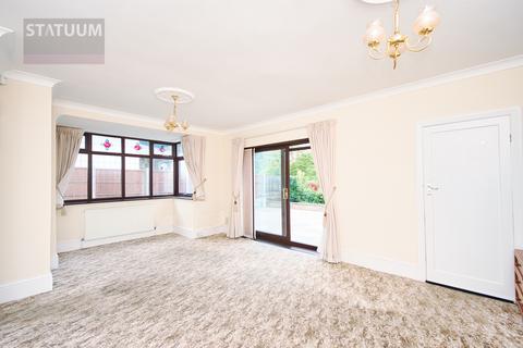 4 bedroom semi-detached house to rent, Abbs Cross Lane, Harrow Lodge Park, Hornchurch, Essex, RM12