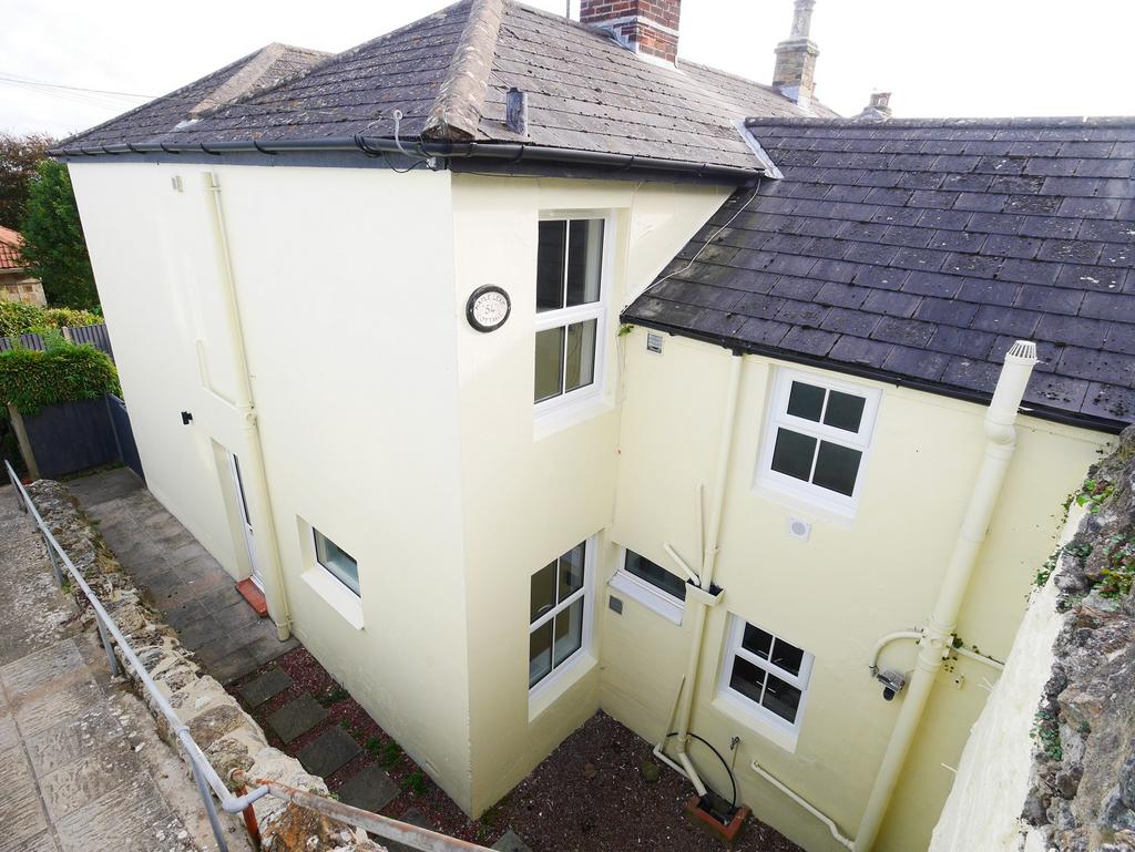 Leeson Road, Ventnor, Isle Of Wight. PO38 1PY 2 bed end of terrace