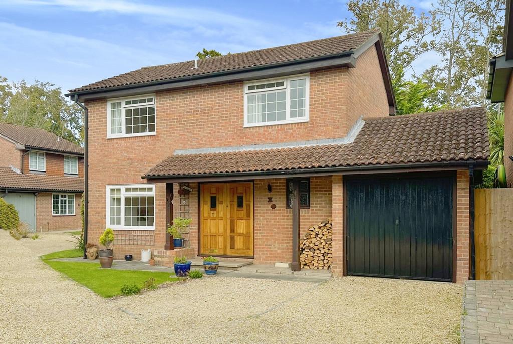 Clarendon Park, Lymington SO41 4 bed detached house for sale £765,000