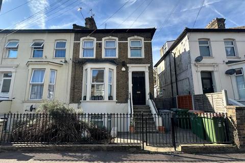 2 bedroom flat for sale, Selwyn Road, London E13