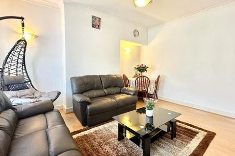 2 bedroom flat for sale, Selwyn Road, London E13