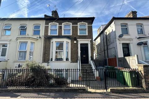 2 bedroom apartment for sale, Selwyn Road, London E13