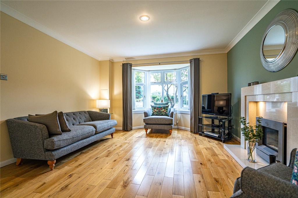 19 Oronsay Gardens, Old Kilpatrick, Glasgow, G60 3 bed detached house