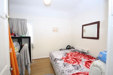 2 bedroom end of terrace house for sale - Manaton Crescent, Southall
