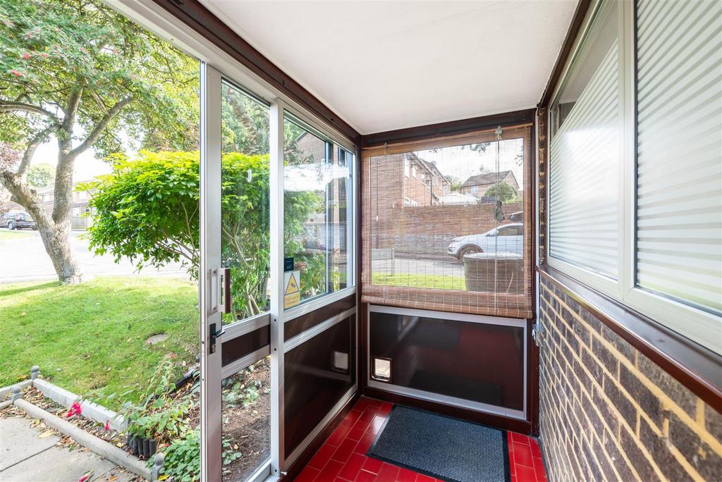 Lytton Drive, Crawley 3 bed detached house £475,000
