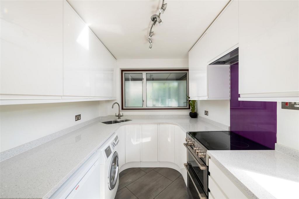 Lytton Drive, Crawley 3 bed detached house £475,000