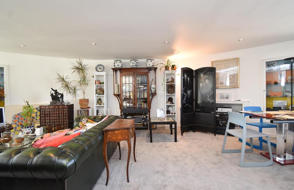 Marine Court, St. LeonardsOnSea 2 bed flat for sale £295,000