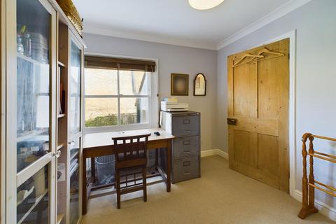 31 School Road, East Molesey, KT8 0DN