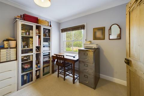 31 School Road, East Molesey, KT8 0DN