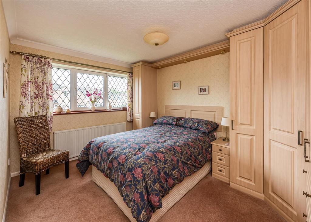 2 Woodthorne Close bed1.jpg