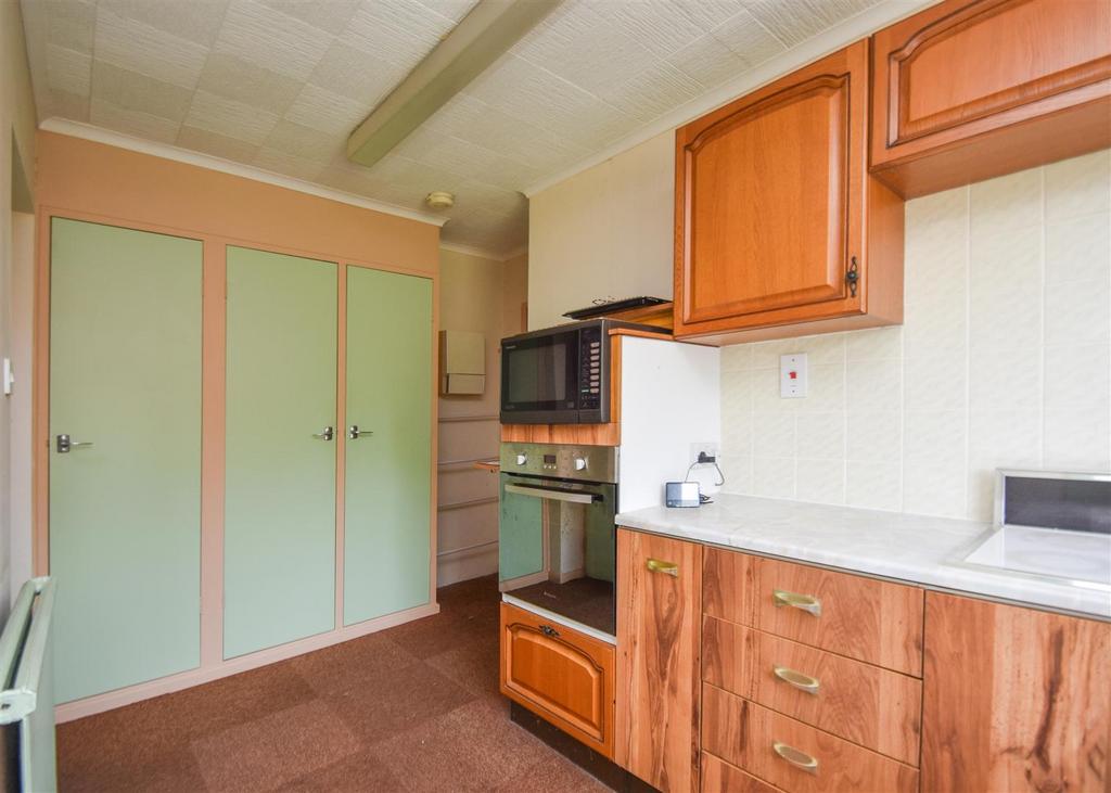 10 Gardeners Way - Kitchen.jpg