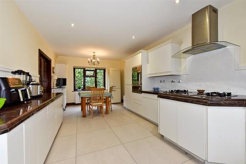 4 bedroom detached house to rent, Avenue Road, Maidenhead, Berkshire, SL6