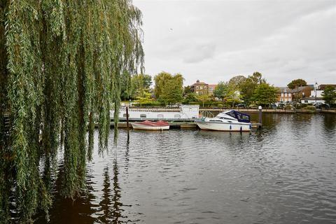 Marine property to rent, Eel Pie Island, Twickenham, TW1