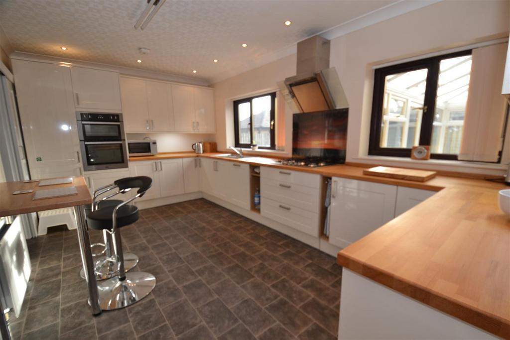 Moor Close Lane, Queensbury, Bradford 13 4 bed detached house £425,000
