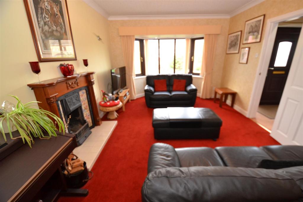 Moor Close Lane, Queensbury, Bradford 13 4 bed detached house £425,000
