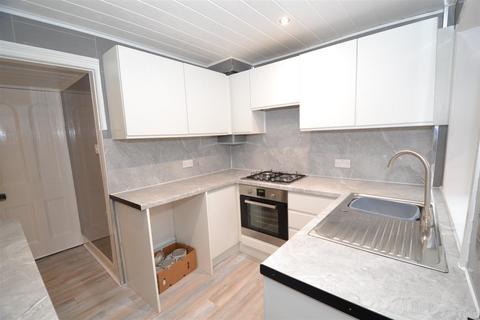 4 Balmoral Place, Queensbury, Bradford, BD13 2DR