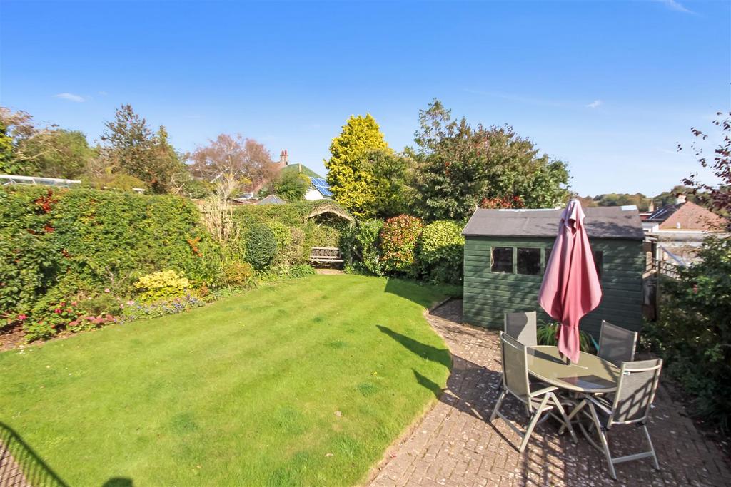 Thornhill Avenue, Brighton 2 bed semidetached bungalow £1,695 pcm (£