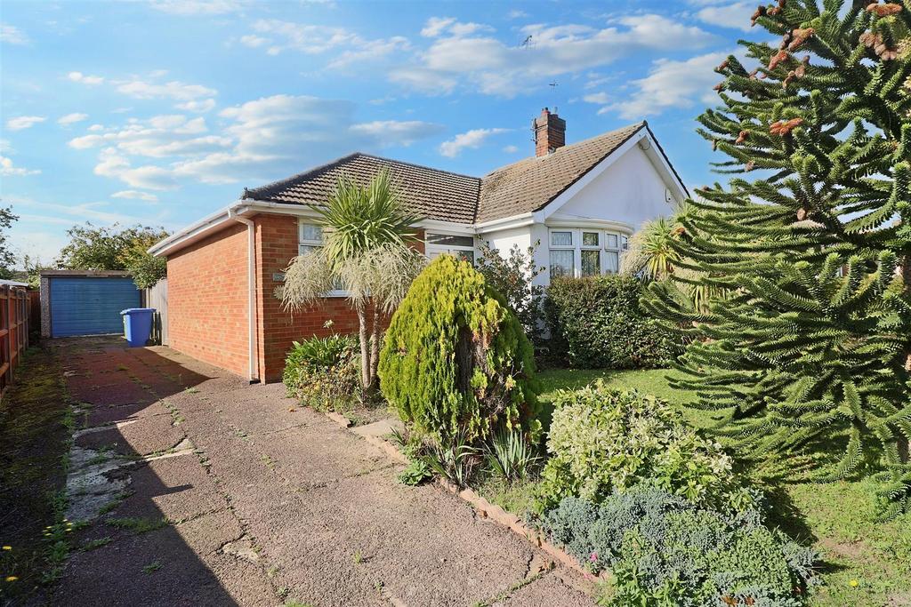 Higher Drive, Lowestoft 2 bed semidetached bungalow for sale £220,000