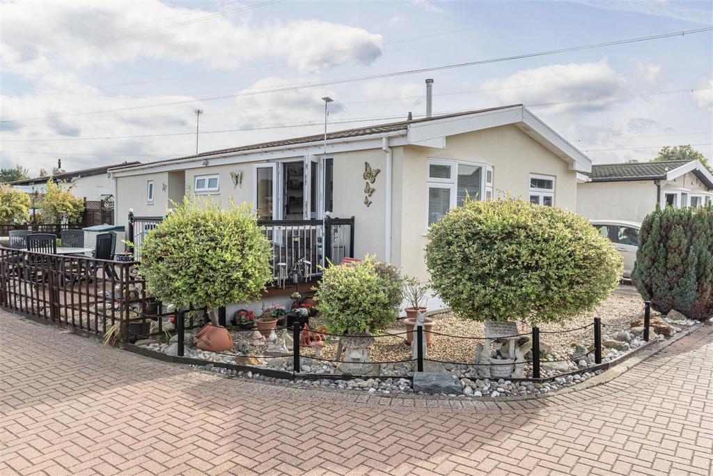 Riverside Park, Wey Meadows, Weybridge 2 bed park home for sale £250,000