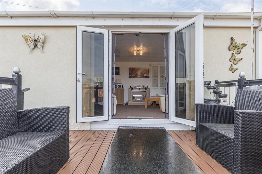 Riverside Park, Wey Meadows, Weybridge 2 bed park home for sale £250,000