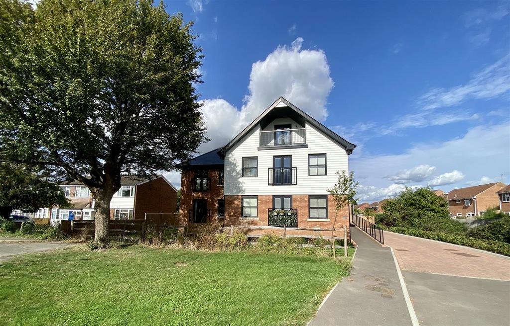 Church Road, Paddock Wood, Tonbridge 2 bed apartment £1,395 pcm (£322 pw)