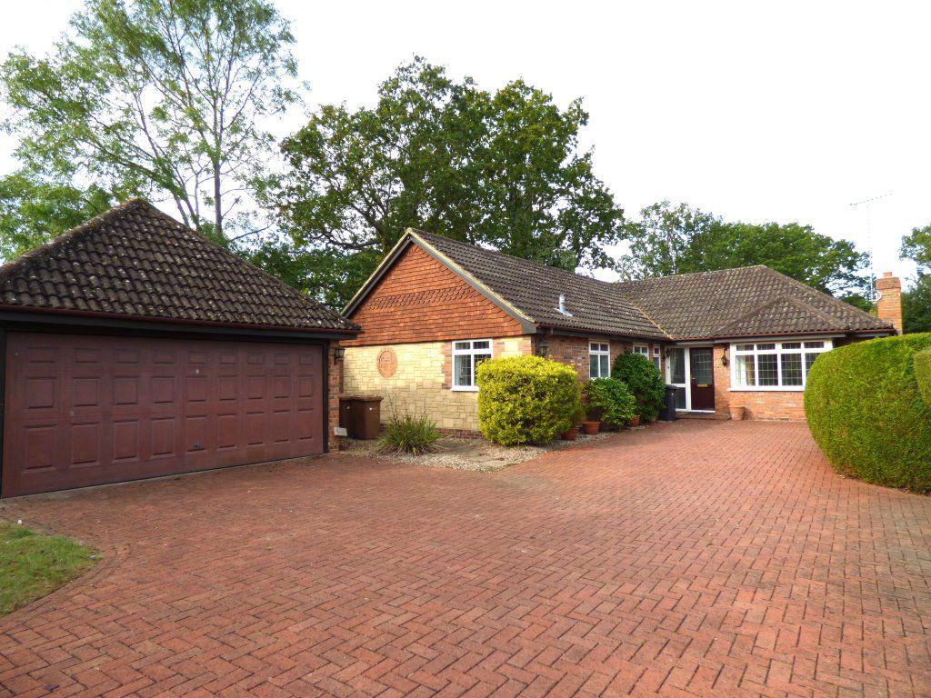 Surrey Gardens, Effingham Junction 3 bed bungalow £2,500 pcm (£577 pw)