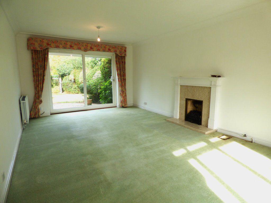 Surrey Gardens, Effingham Junction 3 bed bungalow £2,500 pcm (£577 pw)