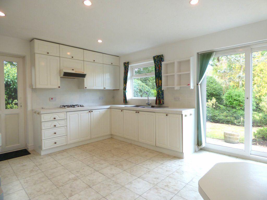 Surrey Gardens, Effingham Junction 3 bed bungalow £2,500 pcm (£577 pw)