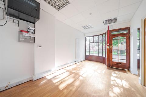 Office to rent, Bishopsmead Parade, East Horsley