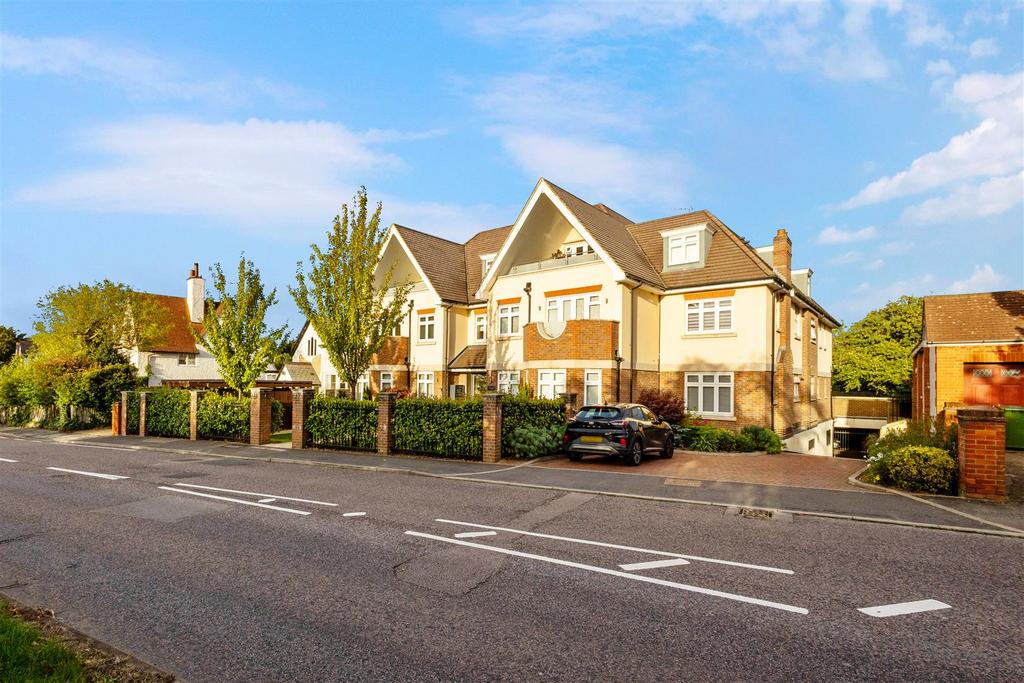 Finch Lane, Bushey WD23 2 bed flat for sale £499,950