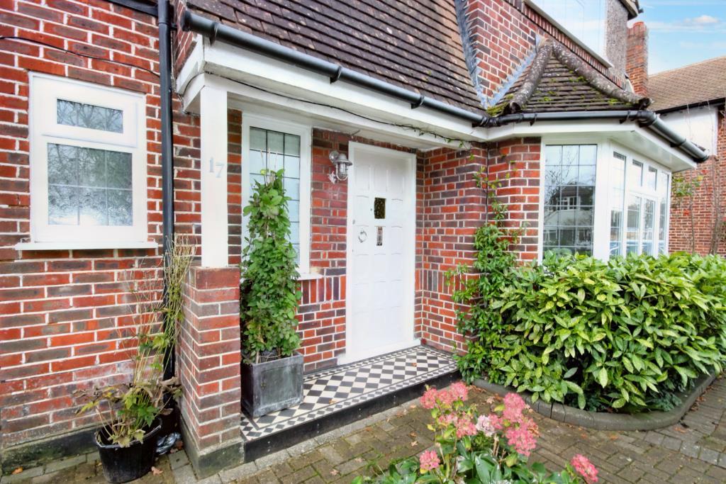 BROADHURST, ASHTEAD, KT21 3 bed detached house for sale £900,000