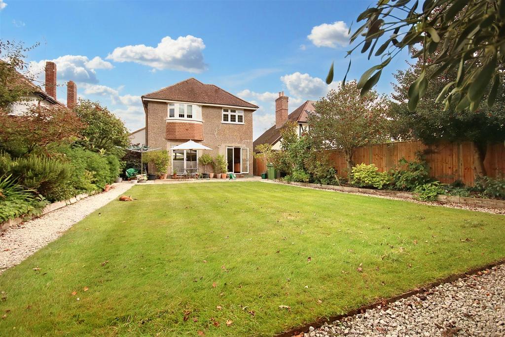 BROADHURST, ASHTEAD, KT21 3 bed detached house for sale £900,000