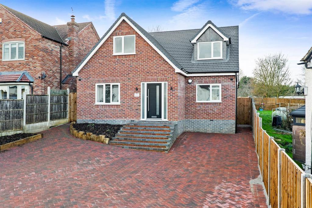 Road, Sedgeberrow 4 bed detached house £2,000 pcm (£462 pw)