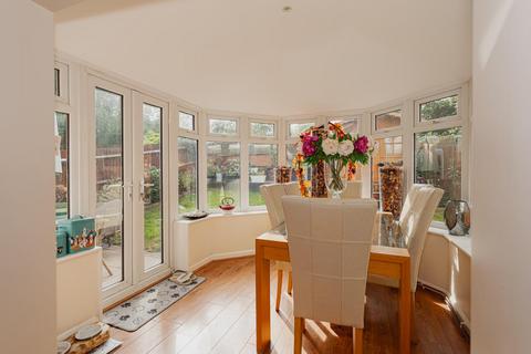 2 Vale Close, Epsom, KT18 6HL