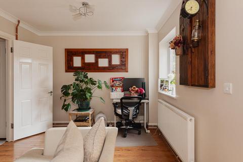 2 Vale Close, Epsom, KT18 6HL