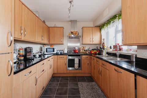 2 Vale Close, Epsom, KT18 6HL