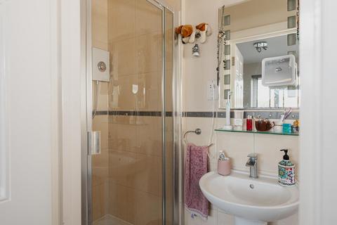 2 Vale Close, Epsom, KT18 6HL