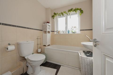 2 Vale Close, Epsom, KT18 6HL